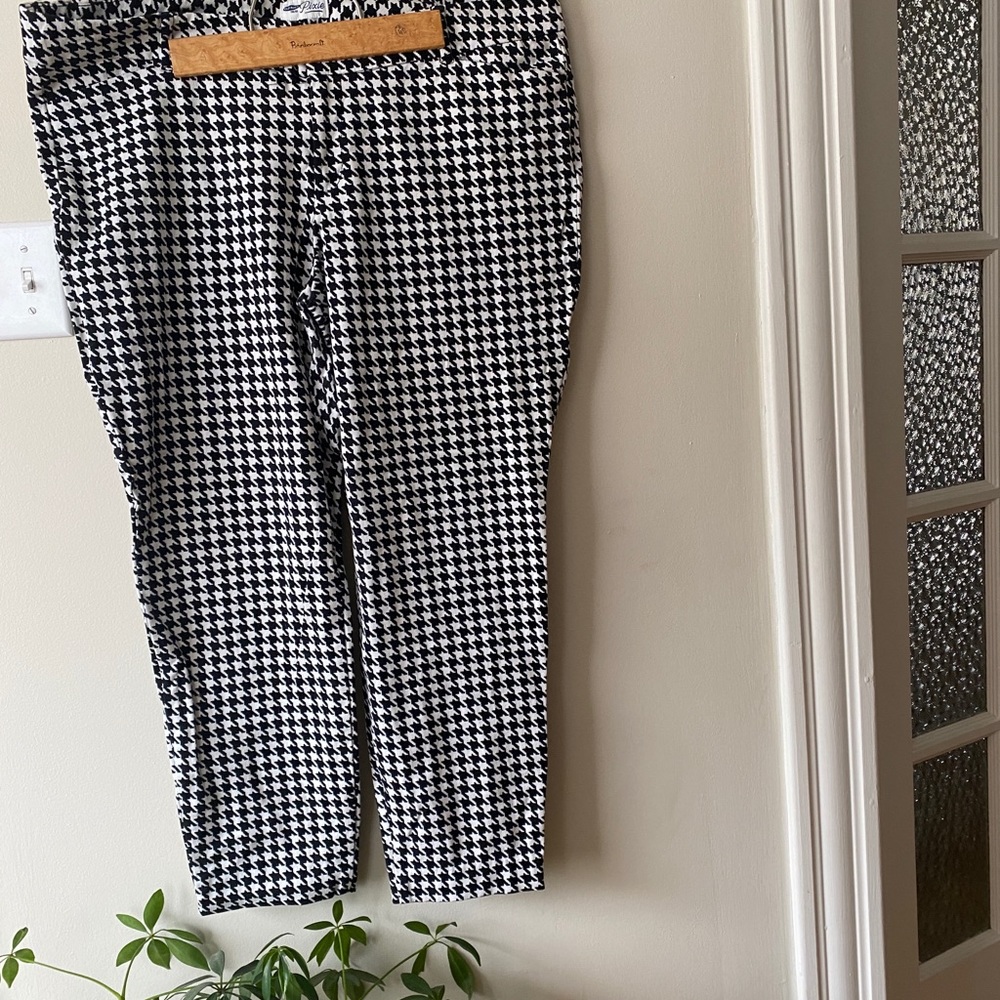 Hi! I'm "BeetleJuice" Ankle Pants! ⚫️⚪️
